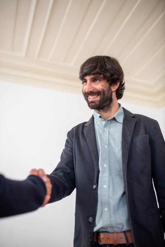 Entrepreneurs échangeant autour d'un projet